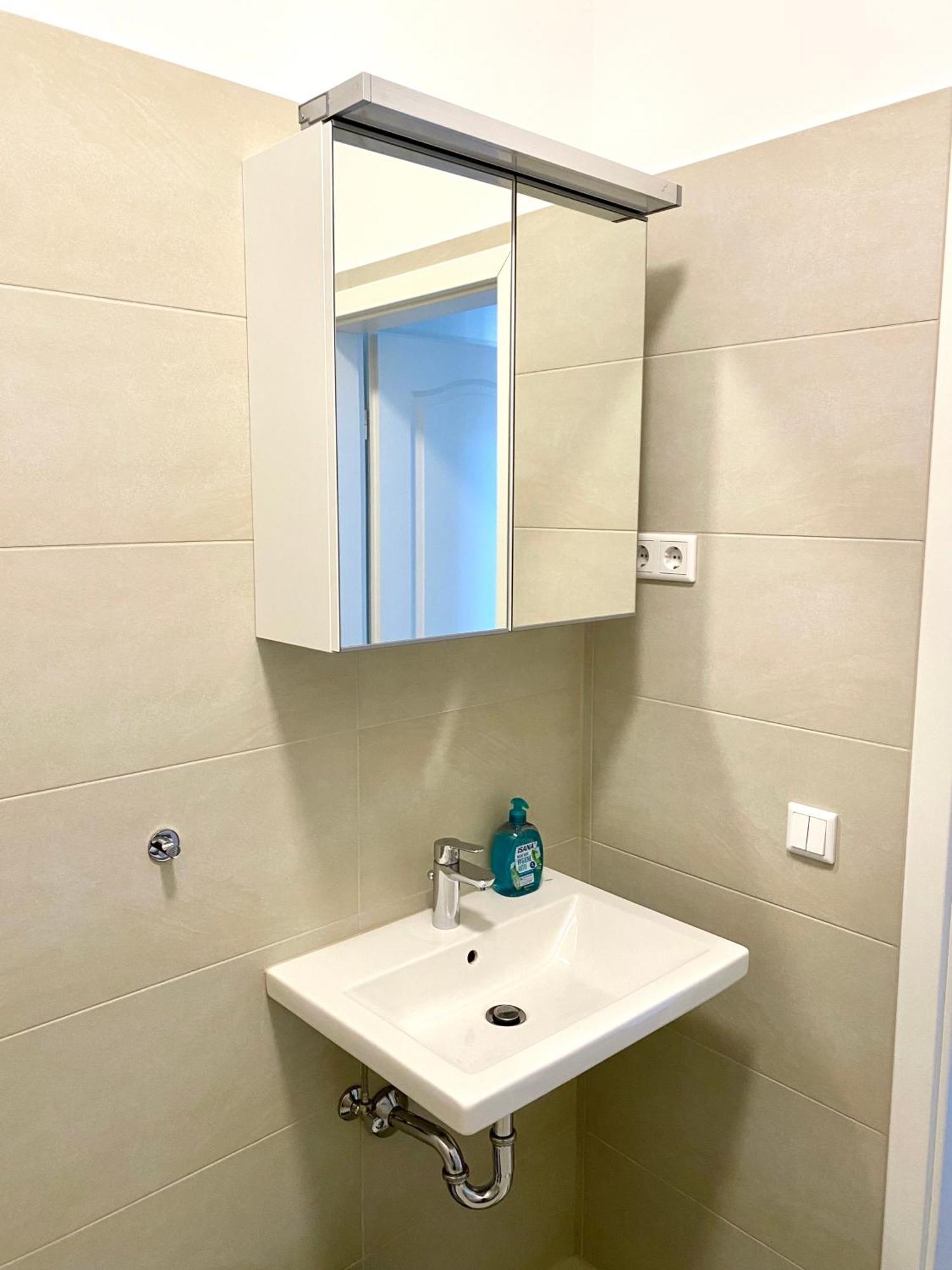 2 Rooms, Free Parking, 25 Min To Duesseldorf, 150 Mbps Wlan Дуйсбург Экстерьер фото